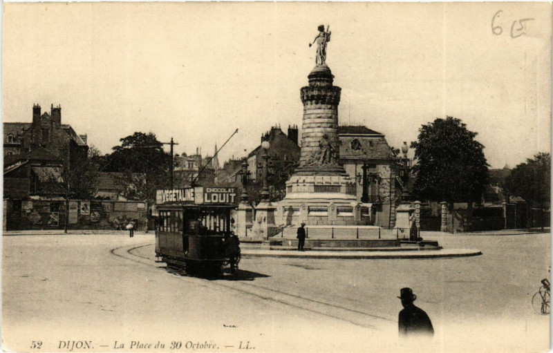 Carte postale ancienne Dijon - La Place du 30 Octobre à Dijon