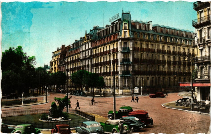 Carte postale ancienne Dijon (Cote-d'Or) - Place Darcy - Hotel de la Cloche à Dijon