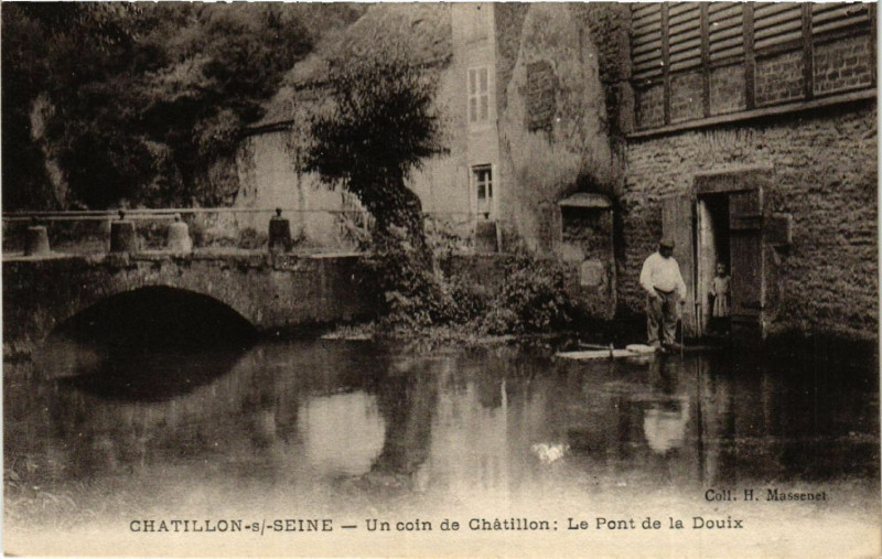 Carte postale ancienne Chatillon-s/-Seine - Un coin de Chatillon : Le Pont de la Douix à Pont
