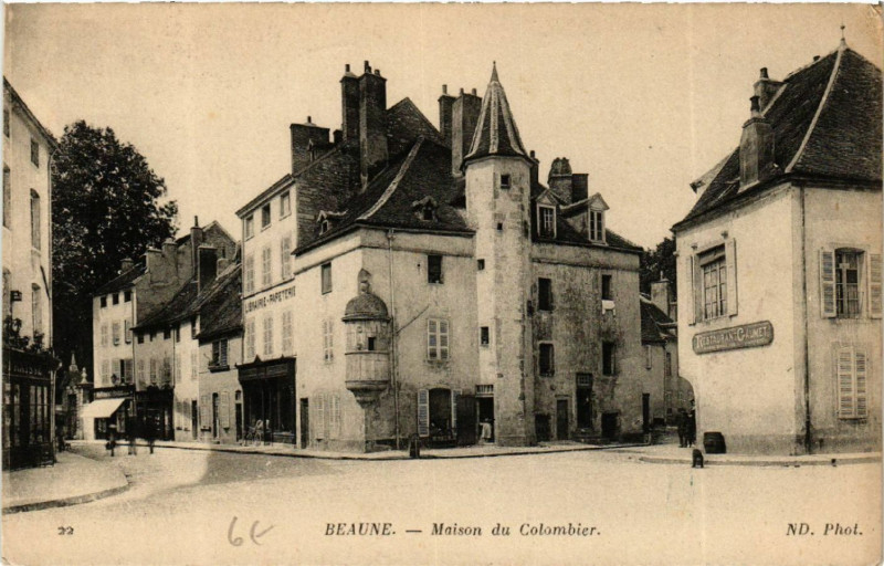 Carte postale ancienne Baune - Maison du Colombier à Colombier