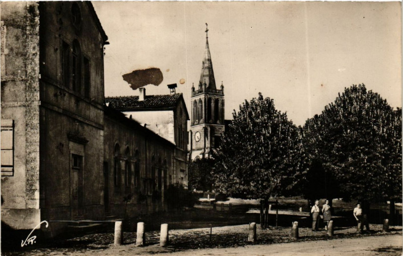 Carte postale ancienne Meilly (Cote-d'Or) - L'Ecole et le clocher