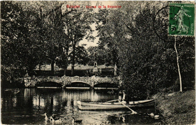 Carte postale ancienne Beaune - Source de la Bouzatze à Beaune