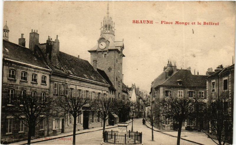 Carte postale ancienne Beaune - Place Monge et le Beffroi à Beaune