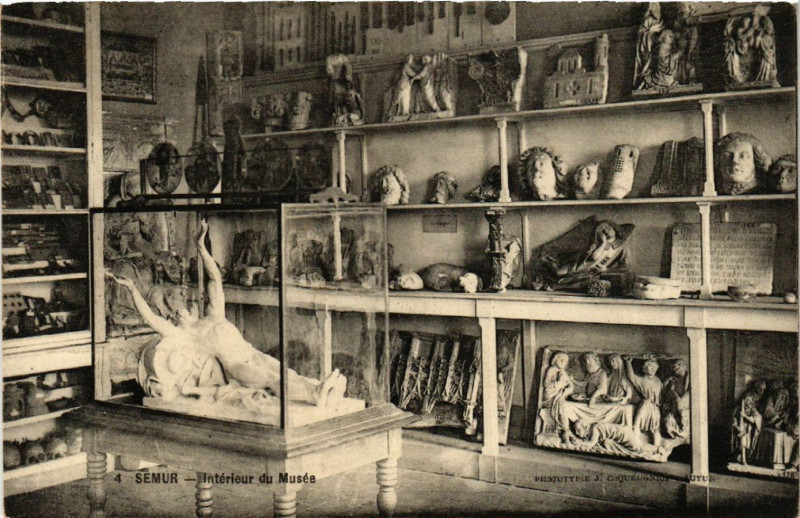 Carte postale ancienne Sémur - Intérieur du Musée