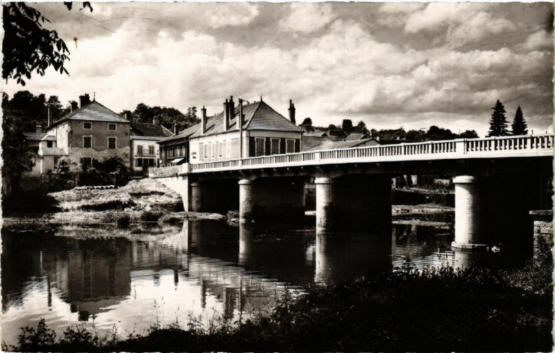 Carte postale ancienne Pontailler-sur-Saone - Pont sur la Vieille Saone (Cote-d'Or) à Pontailler-sur-Saône