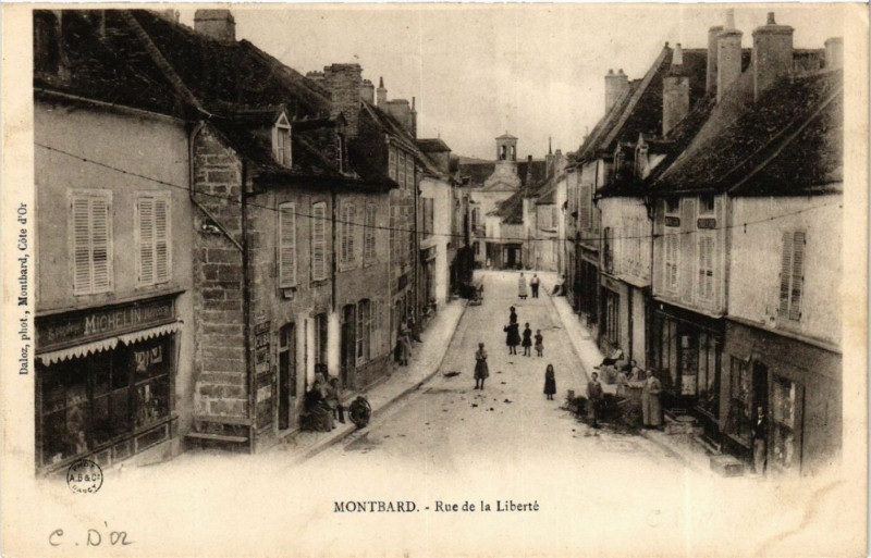 Carte postale ancienne Montbard - Rue de la Liberté à Montbard