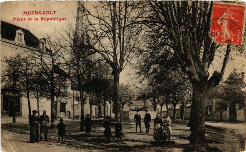 Carte postale ancienne Meursault - Place de la République à Meursault