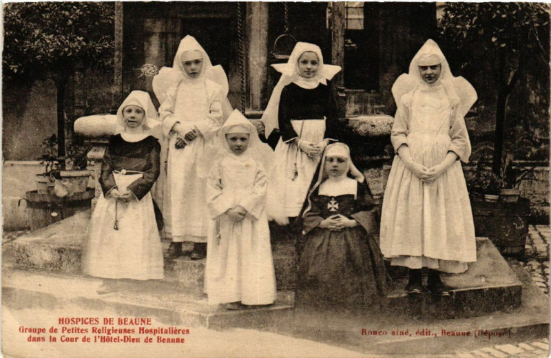 Carte postale ancienne Hospices de Beaune -Groups de Petites Religieuses Hospitalléres à Beaune