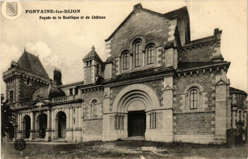 Carte postale ancienne Fontaine-les-Dijon - Facade de la Basilique et du Chateau à Fontaine-lès-Dijon