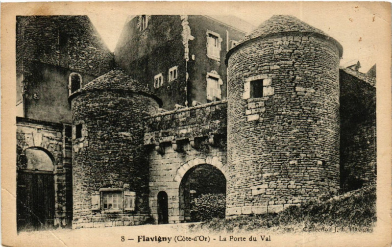 Carte postale ancienne Flavigny (Cote-d'Or) - La Porte du Val