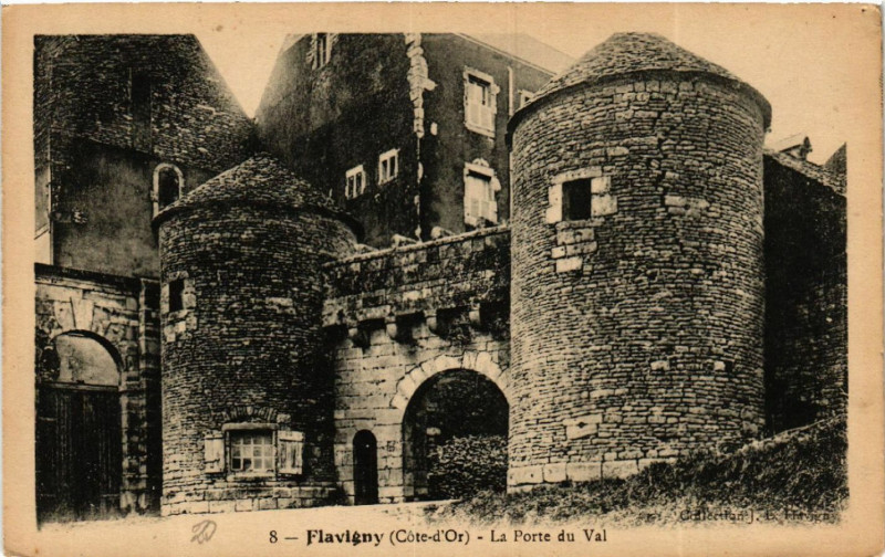Carte postale ancienne Flavigny (Cote-d'Or) - La Porte du Val