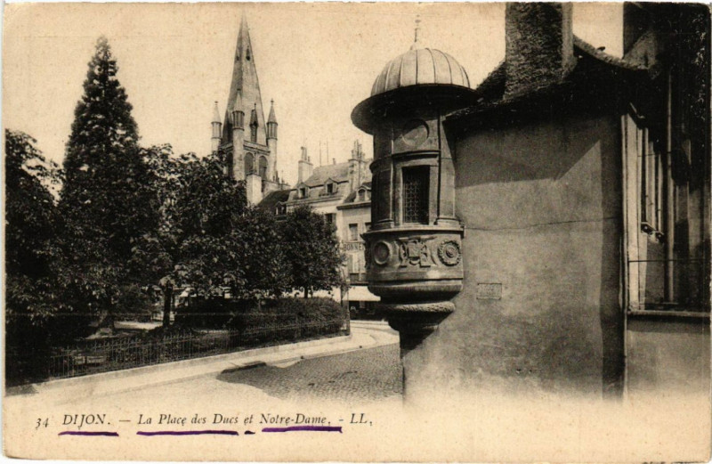 Carte postale ancienne Dijon La Place des Ducs et Notre-Dame à Dijon