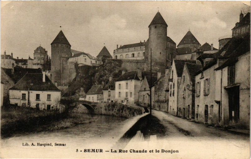 Carte postale ancienne Semur - La Rue Chaude et le Donjon