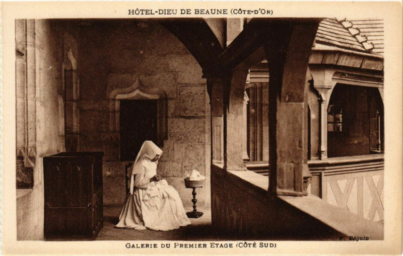 Carte postale ancienne Hotel-Dieu de Beaune (Cote-d'Or)-Galerie du Premier (Coté-Sud) à Beaune