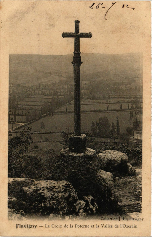 Carte postale ancienne Flavigny - La Croix de la Poterne et la Vallée de l'Ozerain