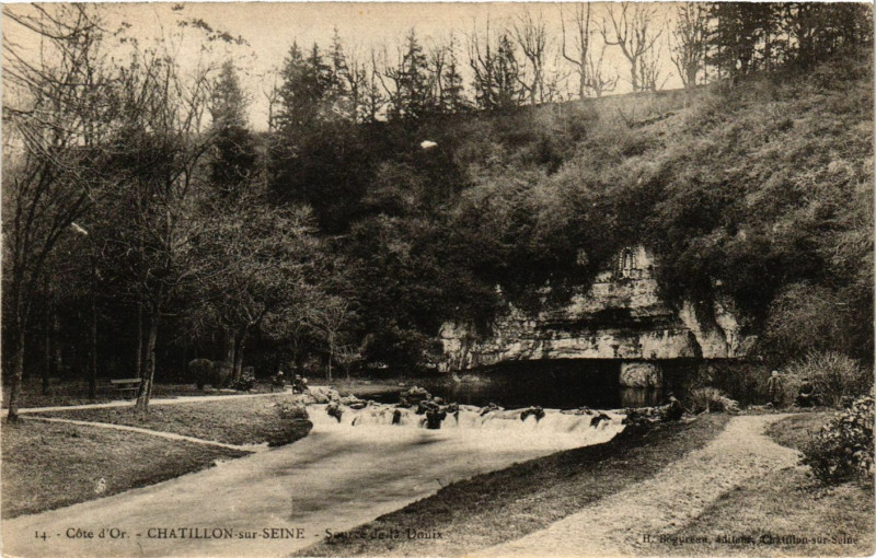 Carte postale ancienne Cote-d'Or - Chatillon-sur-Seine - Source de la Douix à Châtillon-sur-Seine