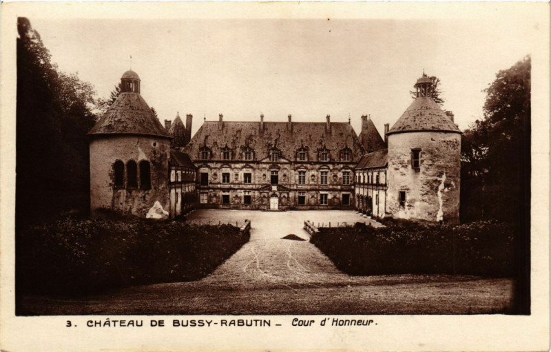 Carte postale ancienne Chateau de Bussy Rabutin - Cour d'Honneur