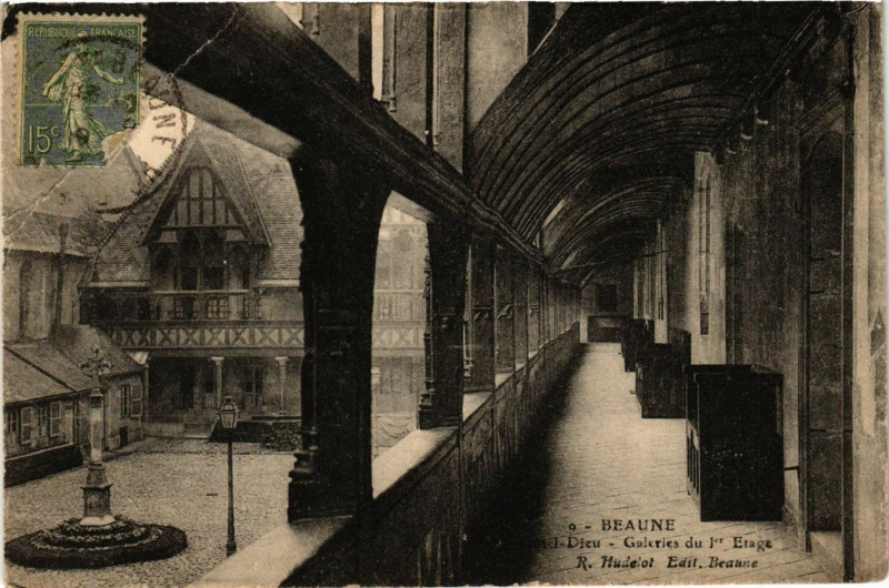 Carte postale ancienne Beaune - L'Hotel Dieu - Galeries du 1er Etage à Beaune
