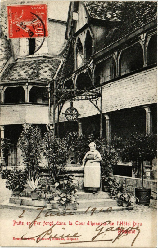 Carte postale ancienne Puits en Fer forgé dans la Cour d'honneur de l'Hotel Dieu - Beaune à Puits