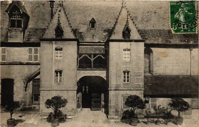 Carte postale ancienne Hotel-Dieu de Beaune - Entrée sur la Cour à Beaune