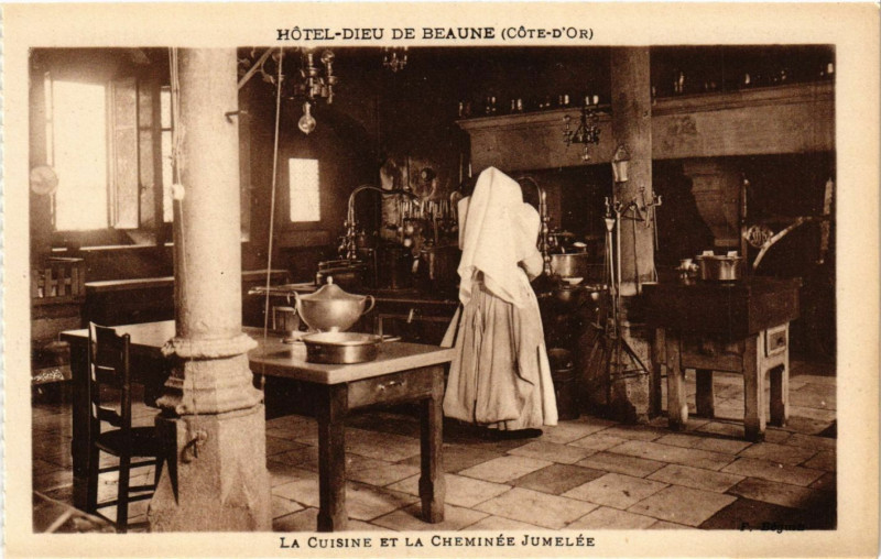 Carte postale ancienne Hotel-Dieu de Beaune (Cote-d'Or)-La Cuisine et la Cheminée Jumelée à Beaune