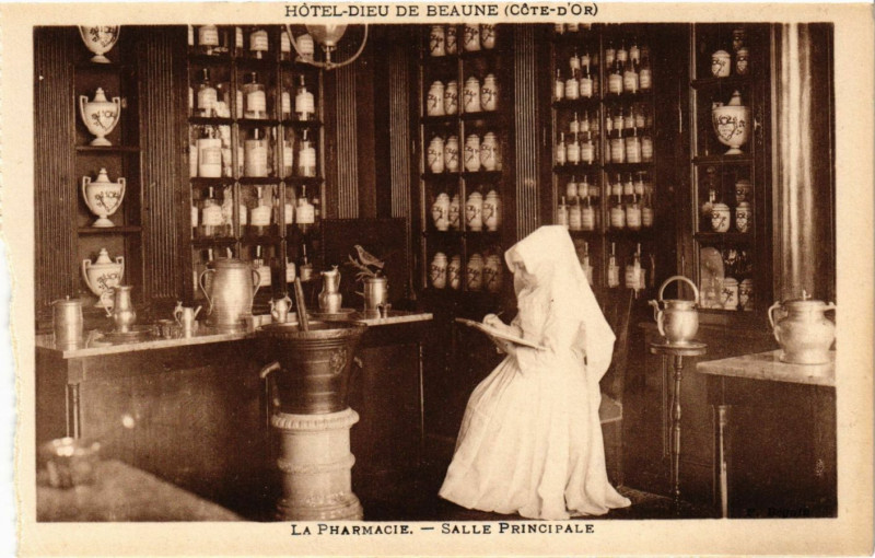 Carte postale ancienne Hotel-Dieu de Beaune (Cote-d'Or) - La Pharmacie -Salle Principale à Beaune