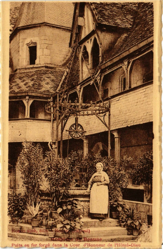 Carte postale ancienne Hospice de Beaune - Puits en fer forgé dans la Cour d'Honneur... à Beaune