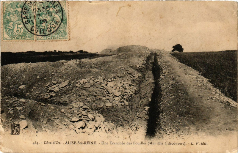 Carte postale ancienne Cote d'Or - Alise-Sainte-Reine - Une Tranchée des Fouilles à Alise-Sainte-Reine