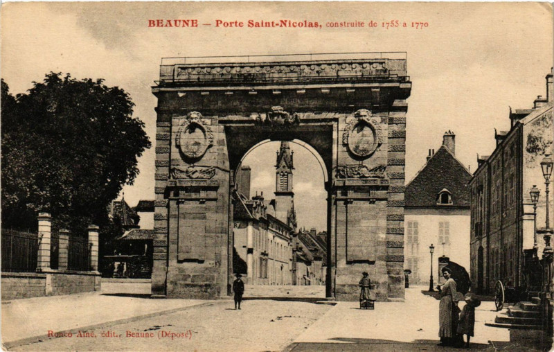 Carte postale ancienne Beaune - Porte Saint-Nicolas constuite de 1755 a 1779 à Beaune