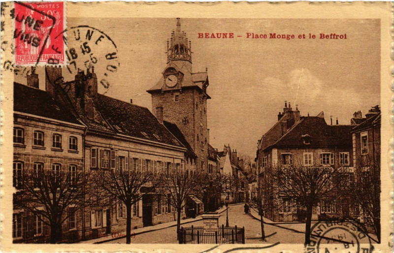 Carte postale ancienne Beaune - Place Monge et le Beffroi à Beaune