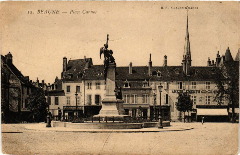 Carte postale ancienne Beaune - Place Carnot à Beaune