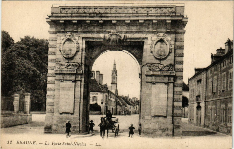 Carte postale ancienne Beaune - La Porte Saint-Nicolas à Beaune