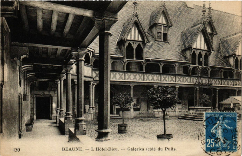 Carte postale ancienne Beaune - L'Hotel-Dieu - Galeries (coté du Puits) à Beaune