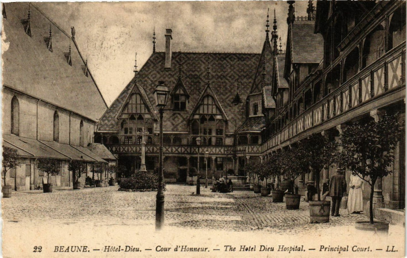 Carte postale ancienne Beaune - Hotel-Dieu - Cour d'Honneur - The Hotel Dieu Hospital . à Beaune