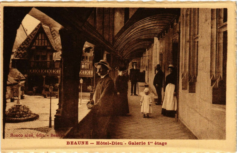 Carte postale ancienne Beaune - Hotel-Dieu - Galerie 1er étage à Beaune