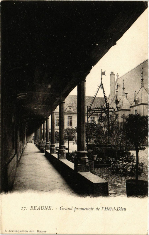Carte postale ancienne Beaune - Grand promenoir de l'Hotel-Dieu à Beaune