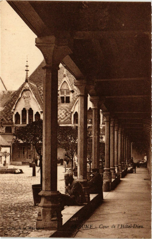 Carte postale ancienne Beaune - Cour de l'Hotel-Dieu à Beaune