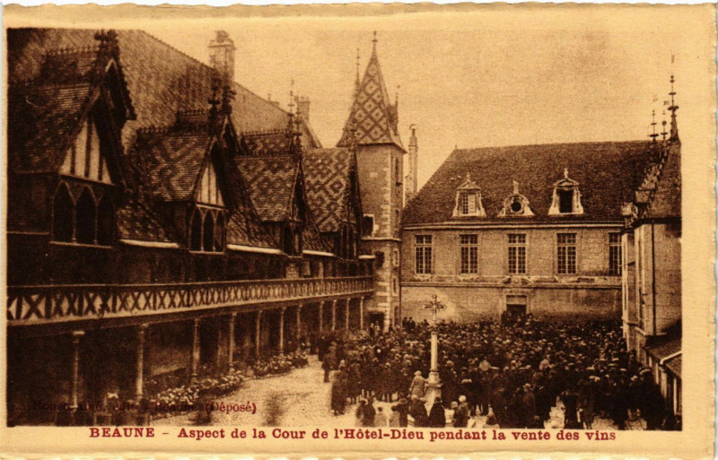 Carte postale ancienne Beaune - Aspect de la Cour de l'Hotel-Dieu pendant la vente . à Beaune