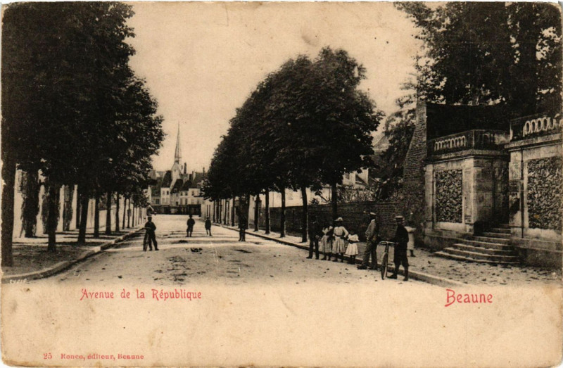 Carte postale ancienne Avenue dela République - Beaune à Beaune