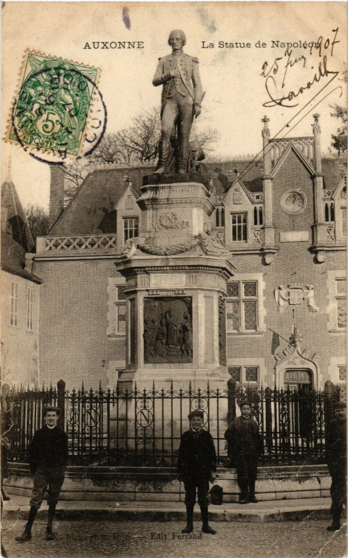 Carte postale ancienne Auxonne - La Statue de Napoléon à Auxonne