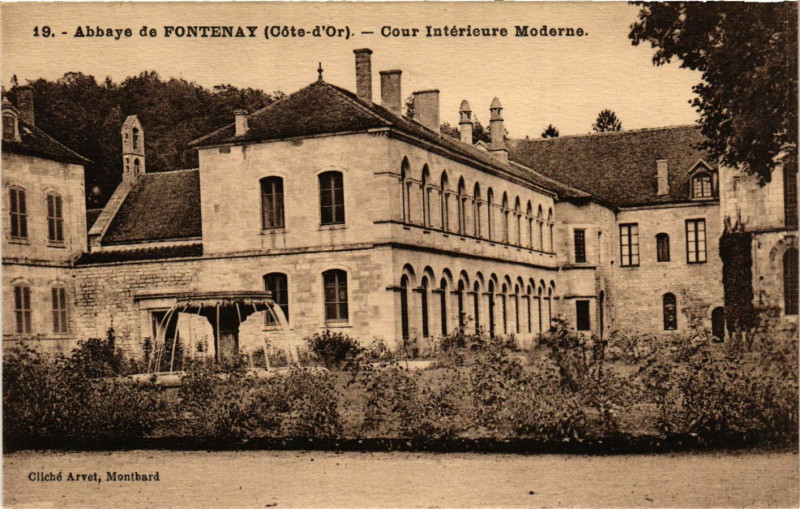 Carte postale ancienne Abbaye de Fontenay (Cote-d'Or) - Cour Intérieure Moderne