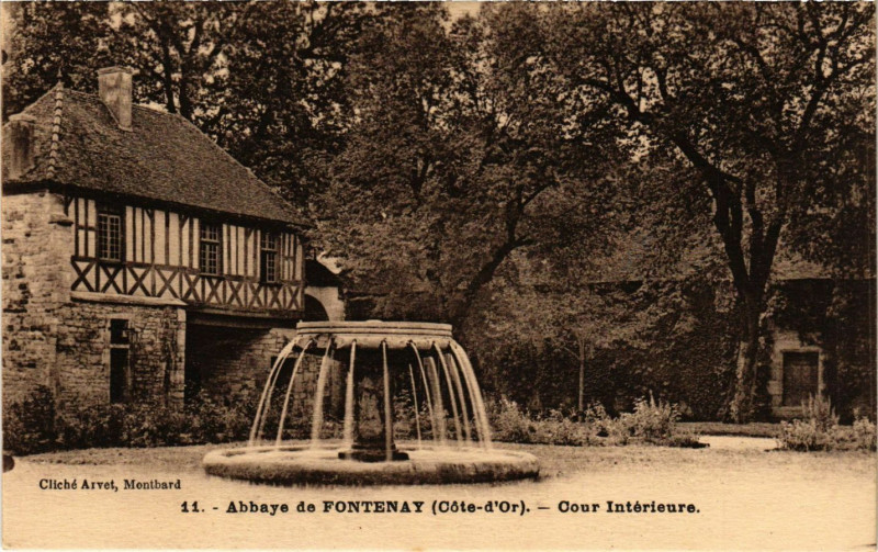 Carte postale ancienne Abbaye de Fontenay (Cote-d'Or) - Cour Intérieure