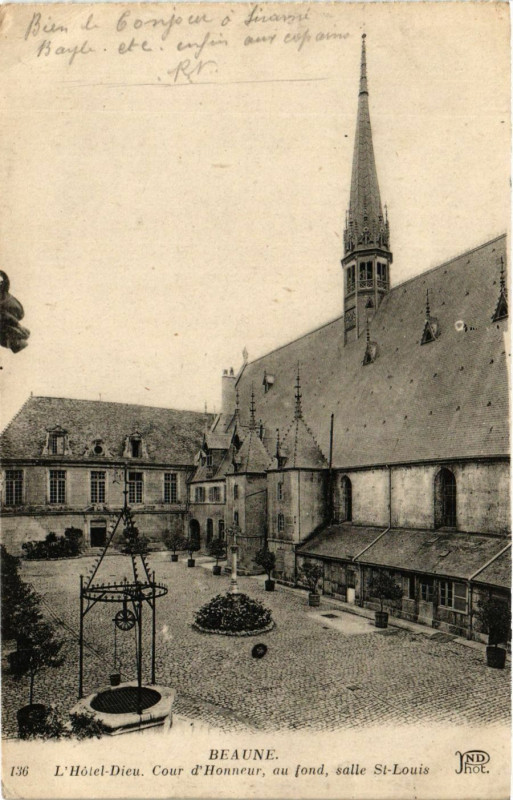 Carte postale ancienne Beaune - L'Hotel-Dieu Cour d'Honneur au fond salle Saint-Louis à Beaune