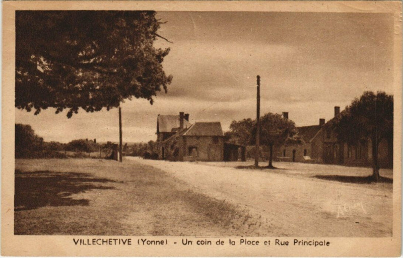 Carte postale ancienne Villechetive - Un coin de la Place et Rue Principale à Villechétive