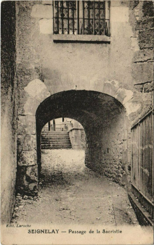 Carte postale ancienne Seignelay - Passage de la sacristie à Seignelay
