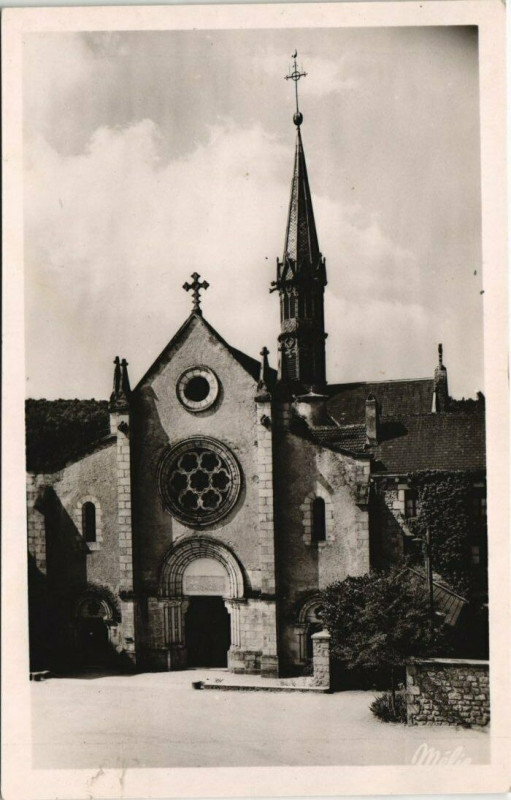 Carte postale ancienne Abbay Sainte-Marie de la Pierre-qui-Vire - la facade de l'Eglise