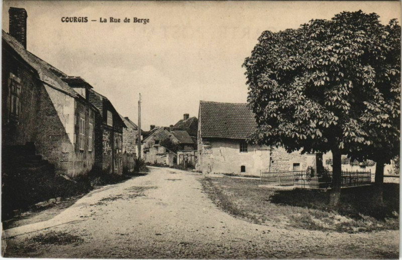 Carte postale ancienne Courgis - la rue de berge à Courgis