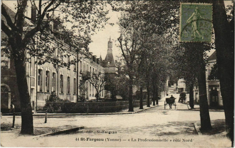 Carte postale ancienne Saint-Fargeau - la professionnelle à Saint-Fargeau