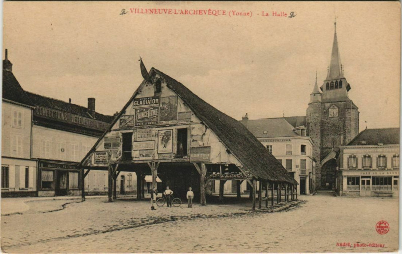 Carte postale ancienne Villeneuve - l'Archeveque - La halle