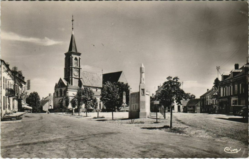 Carte postale ancienne Quarre-les-Tombes - la place à Quarré-les-Tombes